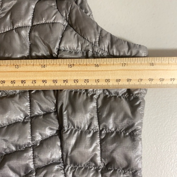 The North Face ThermoBall Silver Puffer Vest Women’s Small Lightweight Quilted - Picture 4 of 13